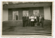 Na schodach Teatru Dramatycznego, Białystok, lata 50. - 60. XX w.