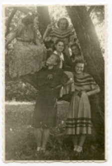 Przy drzewie w parku, Białystok, lata 40. - 50. XX w.