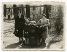 Przy rzeźbie Psa Kawelina, park Planty, Białystok, 30 kwiecień 1939 r. Fot. Zakład Fotograficzny "Foto-Film"