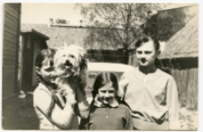 Dziewczynki z psem na podwórku przed domem, ul. Koszykowa 17, Białystok, lata 60. XX w.