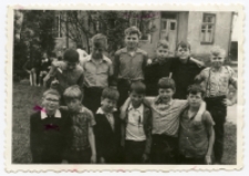 Uczniowie Szkoły Podstawowej nr 10, przy kościele pw. Najświętszego Serca Jezusa, ul. Traugutta 25, Białystok, lata 60. XX w.