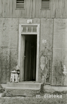 Dziewczynka przed domem, Białystok, druga połowa lat 70. XX w., fot. ze zbiorów Andrzeja Trzcińskiego