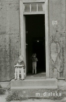 Dzieci przed domem, Białystok, druga połowa lat 70. XX w., fot. ze zbiorów Andrzeja Trzcińskiego