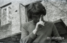 Chłopiec przed domem, Białystok, druga połowa lat 70. XX w., fot. ze zbiorów Andrzeja Trzcińskiego