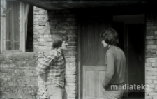 Chłopcy przed domem, Białystok, druga połowa lat 70. XX w., fot. ze zbiorów Andrzeja Trzcińskiego