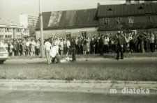 Wypadek samochodowy, ul. Feliksa Dzierżyńskiego, Białystok, druga połowa lat 70. XX w., fot. ze zbiorów Andrzeja Trzcińskiego