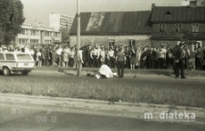 Wypadek samochodowy, ul. Feliksa Dzierżyńskiego, Białystok, druga połowa lat 70. XX w., fot. ze zbior&oacute;w Andrzeja Trzcińskiego