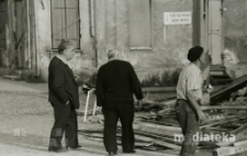 Rozbiórka domu, ul. Feliksa Dzierżyńskiego, Białystok, druga połowa lat 70. XX w., fot. ze zbiorów Andrzeja Trzcińskiego