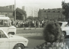 Wypadek samochodowy, ul. Feliksa Dzierżyńskiego, Białystok, druga połowa lat 70. XX w., fot. ze zbiorów Andrzeja Trzcińskiego