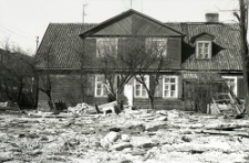 Drewniany dom, Białystok, druga połowa lat 70. XX w., fot. ze zbiorów Andrzeja Trzcińskiego