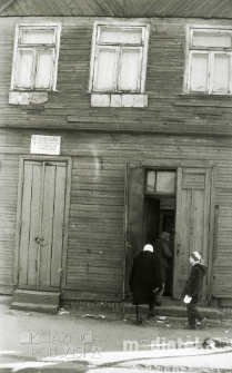 Sklep odzieżowy w drewnianym domu, Białystok, druga połowa lat 70. XX w., fot. ze zbiorów Andrzeja Trzcińskiego