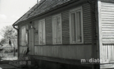 Dom drewniany, okolice ul. Młynowej, Białystok, druga połowa lat 70. XX w., fot. ze zbiorów Andrzeja Trzcińskiego