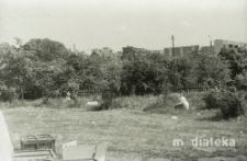 Podwórko przed domem, okolice ul. Młynowej, druga połowa lat 70. XX w., fot. ze zbiorów Andrzeja Trzcińskiego