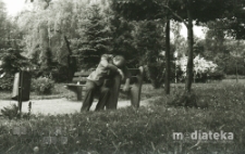Mężczyzna śpiący na ławce, Park Centralny, Białystok, druga połowa lat 70. XX w., fot. ze zbiorów Andrzeja Trzcińskiego