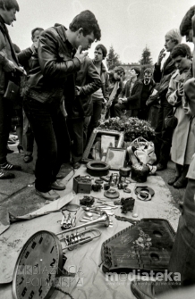 Giełda staroci, Plac XXX-lecia PRL, Białystok, ok. 1978 r., fot. ze zbiorów Andrzeja Trzcińskiego