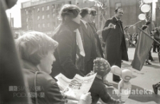 Pochód z okazji świięta 1 Maja, Aleja 1 Maja, Białystok, ok. 1978 r., fot. ze zbiorów Andrzeja Trzcińskiego