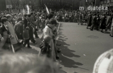 Pochód z okazji świięta 1 Maja, Aleja 1 Maja, Białystok, ok. 1978 r., fot. ze zbiorów Andrzeja Trzcińskiego