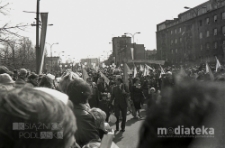 Pochód z okazji świięta 1 Maja, Aleja 1 Maja, Białystok, ok. 1978 r., fot. ze zbiorów Andrzeja Trzcińskiego