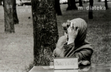 Kobieta sprzedająca losy, pochód z okazji świięta 1 Maja, Aleja 1 Maja, Białystok, ok. 1978 r., fot. ze zbiorów Andrzeja Trzcińskiego