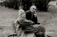 Starsze małżeństwo na ławce w parku, Białystok, ok. 1978 r., fot. ze zbior&oacute;w Andrzeja Trzcińskiego