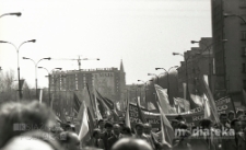 Pochód z okazji świięta 1 Maja, Aleja 1 Maja, Białystok, ok. 1978 r., fot. ze zbiorów Andrzeja Trzcińskiego