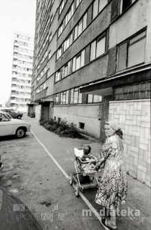 Kobieta z dzieckiem, osiedle Piaski, druga połowa lat 70. XX w., fot. ze zbiorów Andrzeja Trzcińskiego