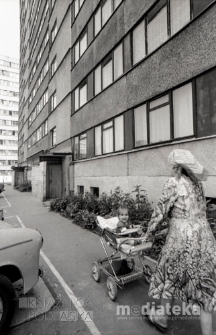 Kobieta z dzieckiem, osiedle Piaski, druga połowa lat 70. XX w., fot. ze zbior&oacute;w Andrzeja Trzcińskiego