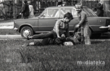 Dzieci bawiące się na trawniku, Białystok, ok. 1978 r., fot. ze zbiorów Andrzeja Trzcińskiego