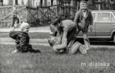 Dzieci bawiące się na trawniku, Białystok, ok. 1978 r., fot. ze zbiorów Andrzeja Trzcińskiego