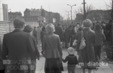 Poch&oacute;d z okazji świięta 1 Maja, Aleja 1 Maja, Białystok, ok. 1978 r., fot. ze zbior&oacute;w Andrzeja Trzcińskiego
