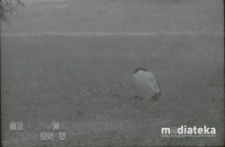 Mężczyzna siedzący w parku, Białystok, ok. 1978 r., fot. ze zbior&oacute;w Andrzej Trzcińskiego`