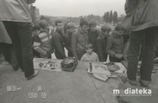 Giełda staroci, Plac XXX-lecia PRL, Białystok, ok. 1978 r., fot. ze zbiorów Andrzej Trzcińskiego