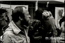 Obchody Święta Pracy 1 Maja, wystawa plenerowa, ul. Podleśna 2, Białystok, druga połowa lat 70. XX w., fot. ze zbiorów Andrzeja Trzcińskiego