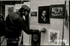 Obchody Święta Pracy 1 Maja, wystawa plenerowa, ul. Podleśna 2, Białystok, druga połowa lat 70. XX w., fot. ze zbior&oacute;w Andrzeja Trzcińskiego