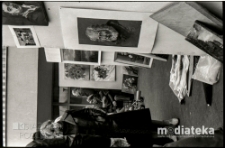 Obchody Święta Pracy 1 Maja, wystawa plenerowa, ul. Podleśna 2, Białystok, druga połowa lat 70. XX w., fot. ze zbiorów Andrzeja Trzcińskiego