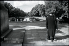 Plenerowe ćwiczenia grupy wschodnich sztuk walki, Park Plany, Białystok, druga połowa lat 70. XX w., fot. ze zbior&oacute;w Andrzeja Trzcińskiego