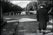 Plenerowe ćwiczenia grupy wschodnich sztuk walki, Park Plany, Białystok, druga połowa lat 70. XX w., fot. ze zbior&oacute;w Andrzeja Trzcińskiego