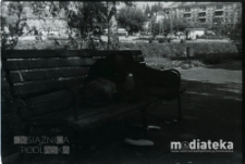 Mężczyzna na ławce, druga połowa lat 70. XX w., fot. ze zbiorów Andrzeja Trzcińskiego