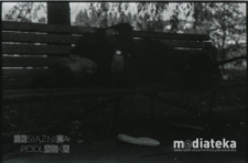 Mężczyzna na ławce, druga połowa lat 70. XX w., fot. ze zbiorów Andrzeja Trzcińskiego