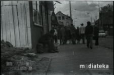 Mężczyźni przy sklepie, druga połowa lat 70. XX w., fot. ze zbiorów Andrzeja Trzcińskiego