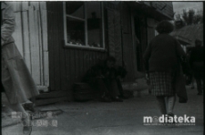 Mężczyźni przy sklepie, druga połowa lat 70. XX w., fot. ze zbiorów Andrzeja Trzcińskiego