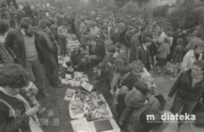 Giełda staroci, Plac XXX-lecia PRL, Białystok, ok. 1978 r., fot. ze zbiorów Andrzej Trzcińskiego