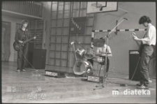 Zakończenie roku szkolnego, Liceum Ogólnokształcące nr IV im. C.K.Norwida w Białymstoku, ul. Zwierzyniecka 9A, Białystok, druga połowa lat 70. XX w., fot. ze zbiorów Andrzeja Trzcińskiego