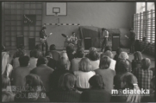 Zakończenie roku szkolnego, Liceum Ogólnokształcące nr IV im. C.K.Norwida w Białymstoku, ul. Zwierzyniecka 9A, Białystok, druga połowa lat 70. XX w., fot. ze zbiorów Andrzeja Trzcińskiego