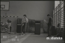 Zakończenie roku szkolnego, Liceum Ogólnokształcące nr IV im. C.K.Norwida w Białymstoku, ul. Zwierzyniecka 9A, Białystok, druga połowa lat 70. XX w., fot. ze zbiorów Andrzeja Trzcińskiego