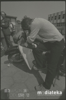 Portret mężczyzny na targu, Białystok, druga połowa lat 70. XX w., fot. ze zbiorów Andrzeja Trzcińskiego