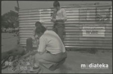 Mężczyźni na targu, Białystok, druga połowa lat 70. XX w., fot. ze zbiorów Andrzeja Trzcińskiego