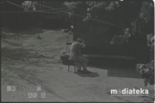 Kobieta na podwórzu, Białystok, druga połowa lat 70. XX w., fot. ze zbiorów Andrzeja Trzcińskiego