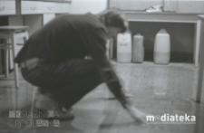 Mężczyzna wycierający podłogę, Białystok, ok. 1978 r., fot. ze zbiorów Andrzej Trzcińskiego