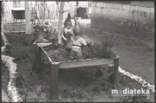 Krasnale w ogrodzie, Białystok, druga połowa lat 70. XX w., fot. ze zbiorów Andrzeja Trzcińskiego